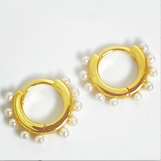 PEARLY PEARL GOLD HUGGIE EARRINGS